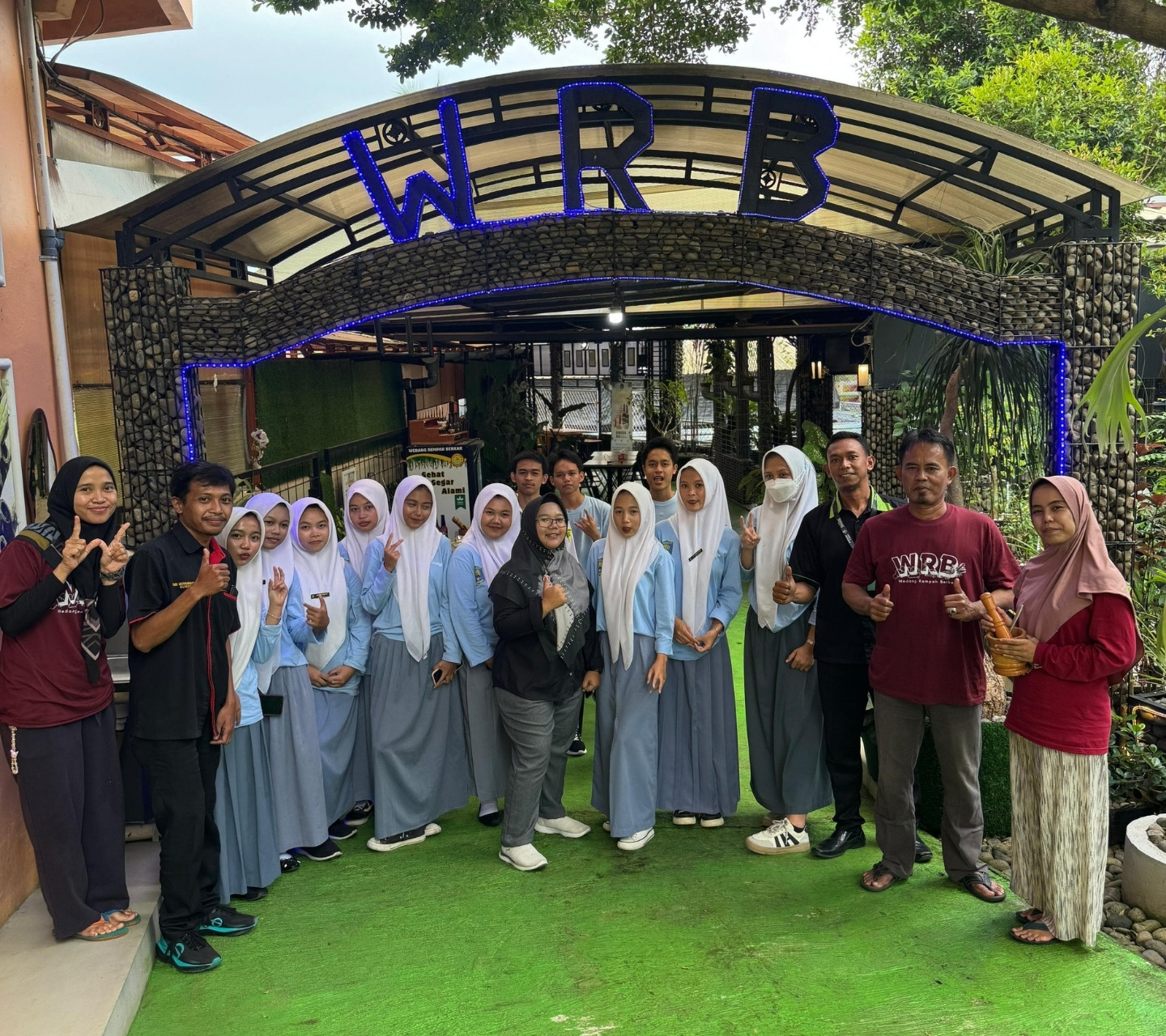 Siswa Farmasi SMK Muhammadiyah 2 Kuningan Belajar Racik Jamu Kekinian dalam Kegiatan Outing Class